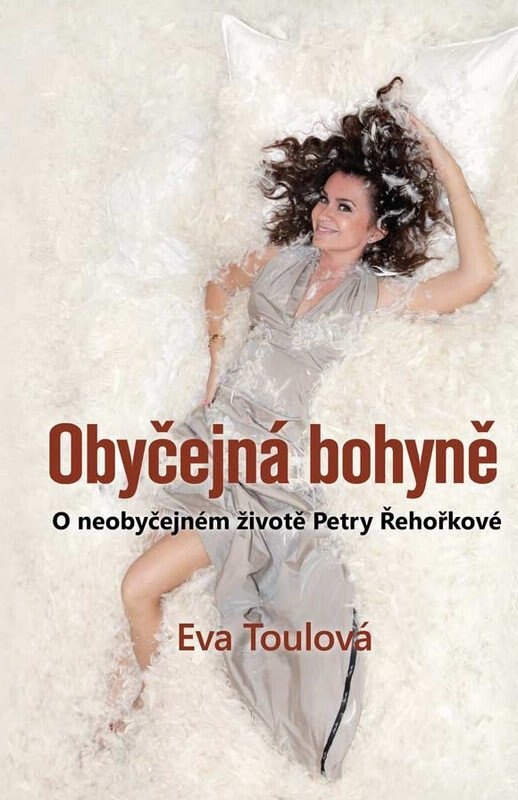 Obálka knihy Obyčejná bohyně - O neobyčejném životě Petry Řehořkové